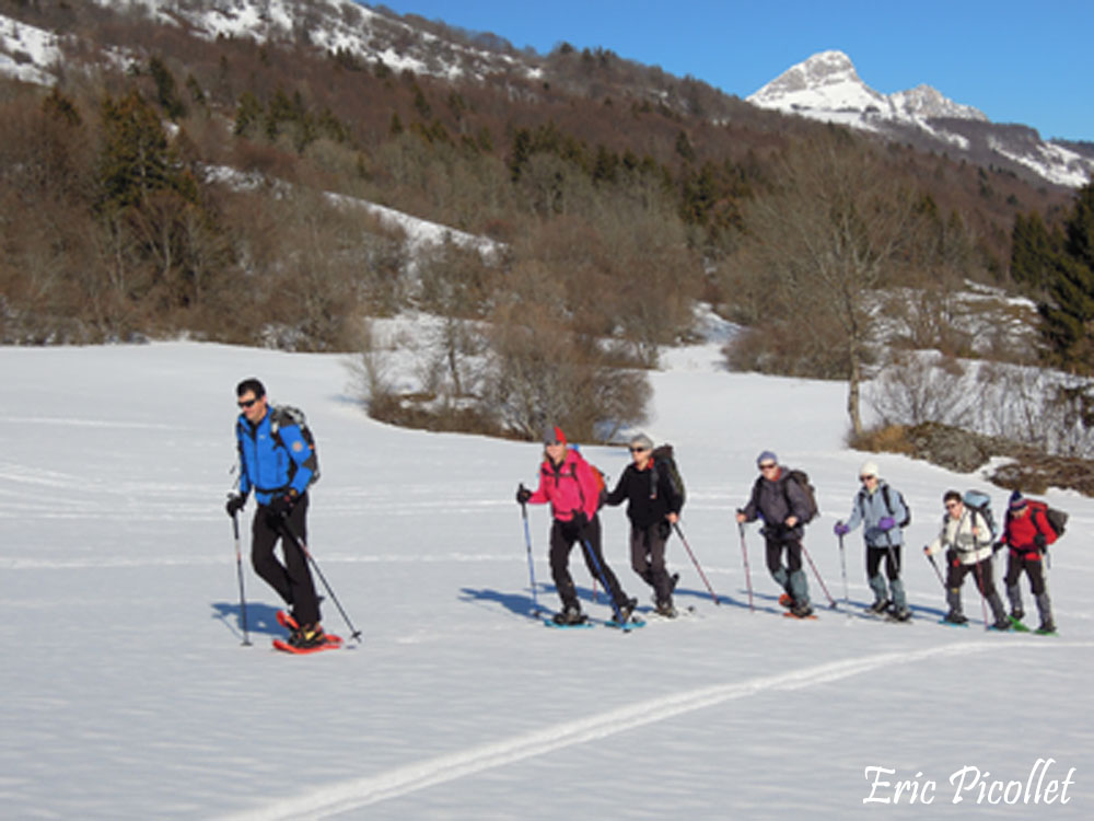 Rando raquettes à neige, Alpes, journées et séjours accompagnés, raquettes en nocturne avec repas montagnard typique