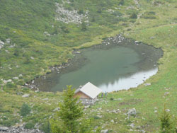 Trek dans les Alpes, lac du Léat en Belledonne