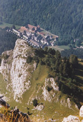 Randonnée Alpes, vue sur le Monastère des Chartreux